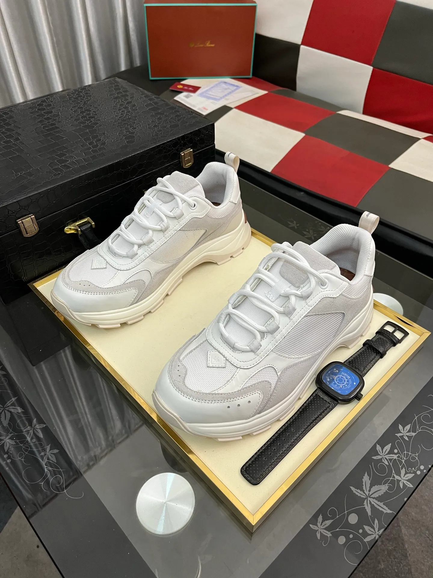 Men's shoes 💰520 ⌚️⌚️ Loro Piana's classic popular lp top version of Pili casual shoes. It turns out that these are the casual shoes that are said to be able to walk 20,000 steps without tiring your feet. This pair has both good looks and feel. You will be completely lost as soon as you step on it ~ The minimalist design is eye-catching and durable, and it is a bonus for dressing. The soft feeling on the feet has outstanding texture, and it is very nice without abrasion on the feet. The soft and waxy soles make it easy to wear for daily use for a long time. Who can resist a pair of versatile and good-looking loafers? Don't be too elegant at all, the feel and texture of the feet are good, the key is to make the legs look longer and not tire the feet, the main thing is that it is just right!        Material: Original cowhide Lining: Original sheepskin Outsole: Original sole Size: 38-44